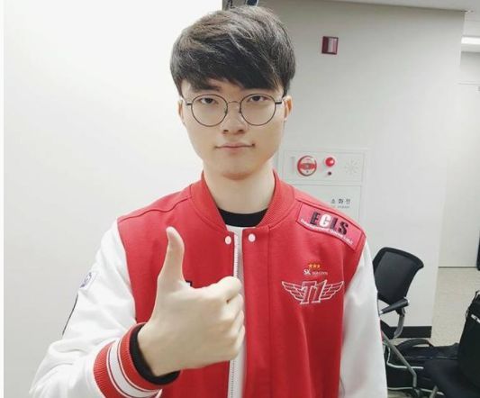 乐鱼-大比分获胜首场状态出色，曼联观众沸腾！，Faker重返赛场观众掌声雷动-乐鱼